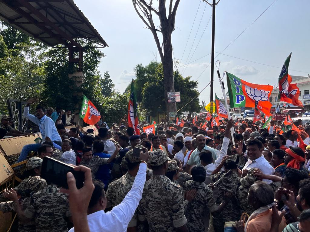 अमानक खाद के विरोध में भाजपा का प्रदर्शन, किसानों ने घेरा कलेक्टोरेट