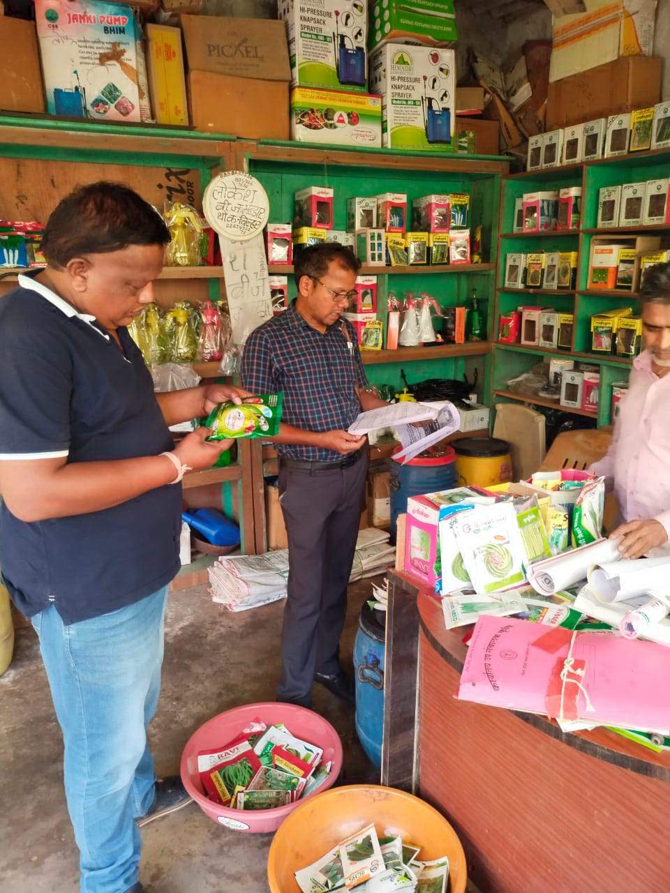 गीदम के कृषि केंद्रों का रायपुर की टीम ने किया निरीक्षण