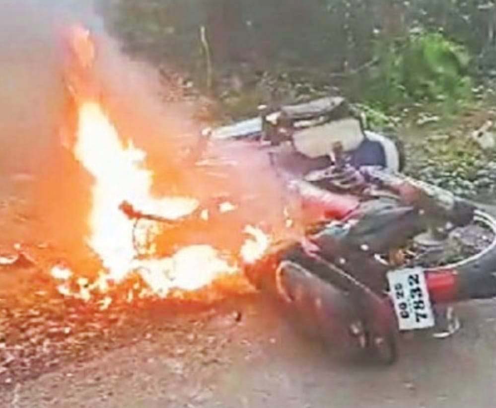 दोपहिया वाहनों में टक्कर से लगी आग, चालक 50 फीसदी जला