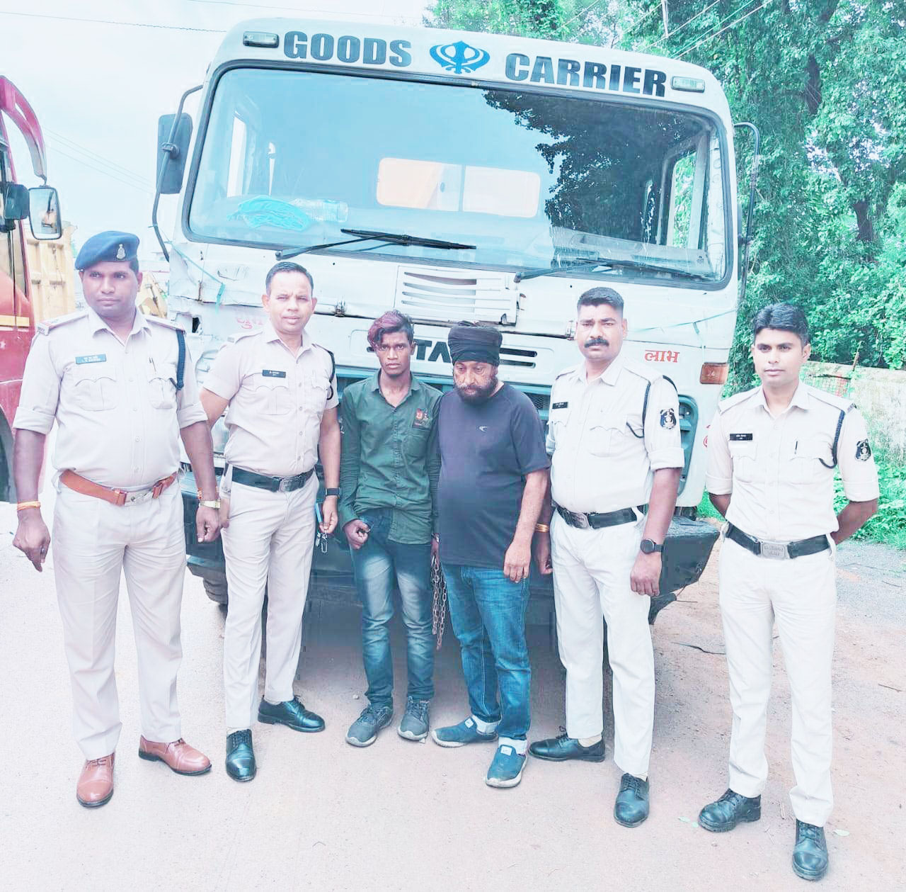 ट्रक चोरी कर ट्रांसपोर्टर को बेचा, ड्राइवर व खरीददार गिरफ्तार 