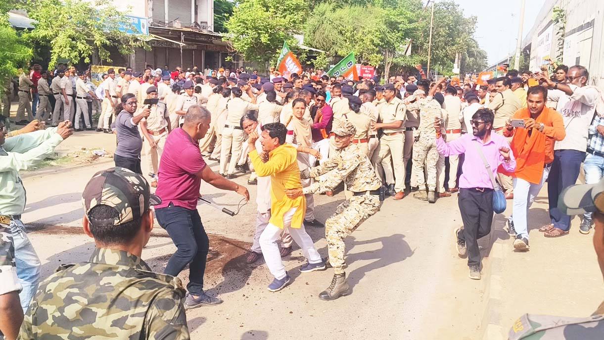 अमानक गोबर खाद को जबर्दस्ती किसानों को बेचने के विरोध में भाजपा का हल्ला बोल