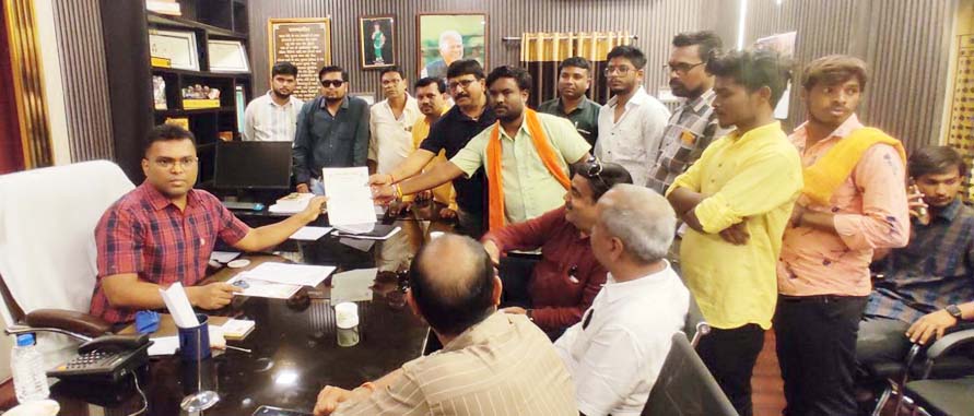 संदिग्धों पर कार्रवाई करने  विहिप-बजरंग दल ने सौंपा ज्ञापन