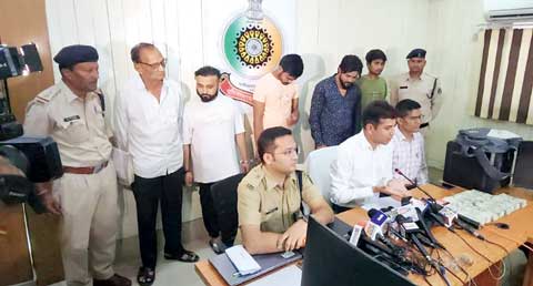 फर्जी तरीके से करोड़ों का लेन-देन करने वाले 5 लोग गिरफ्तार