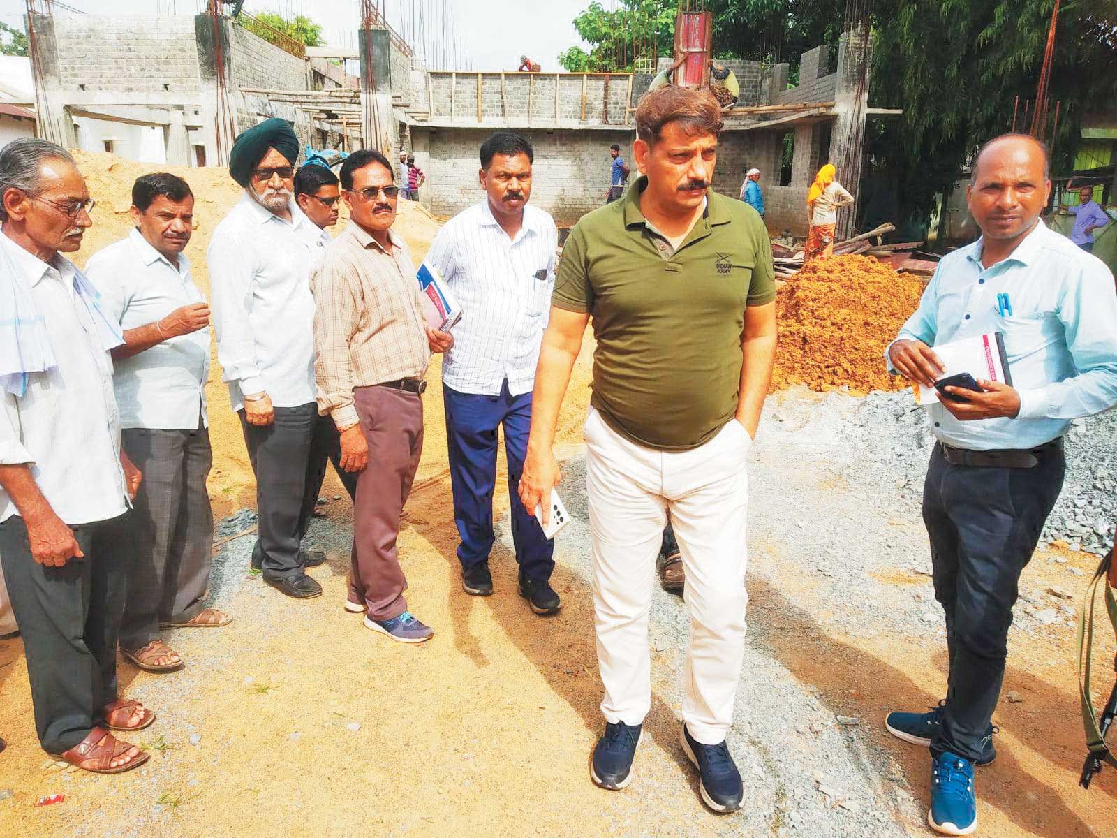 कलेक्टर ने किया निर्माणाधीन हथकरघा भवन का निरीक्षण