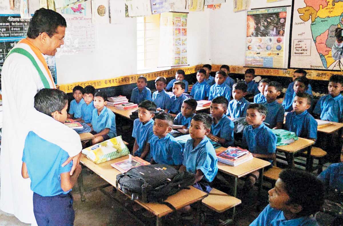  छात्रावासों के औचक निरीक्षण में पहुंचे प्रभारी मंत्री मरकाम