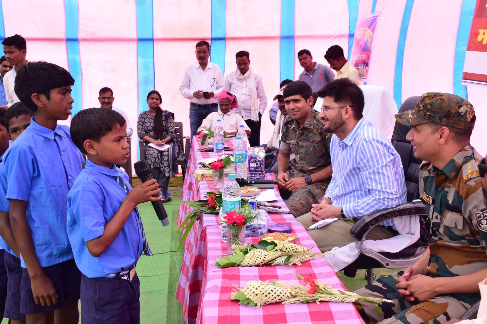 कलेक्टर-एसपी ने ग्रामीणों की सुनी समस्याएं कलेक्टर-एसपी ने ग्रामीणों की सुनी समस्याएं