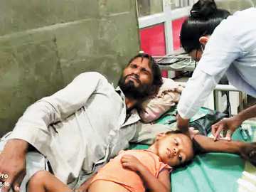 उल्टी-दस्त से बच्ची की मौत, मां-पिता और भाई का इलाज जारी