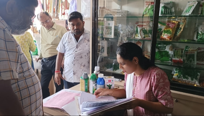 कृषि आदान विक्रेताओं के प्रतिष्ठानों का निरीक्षण, नियमों विरुद्ध पाए जाने वाले दुकान सील कृषि आदान विक्रेताओं के प्रतिष्ठानों का निरीक्षण, नियमों विरुद्ध पाए जाने वाले दुकान सील