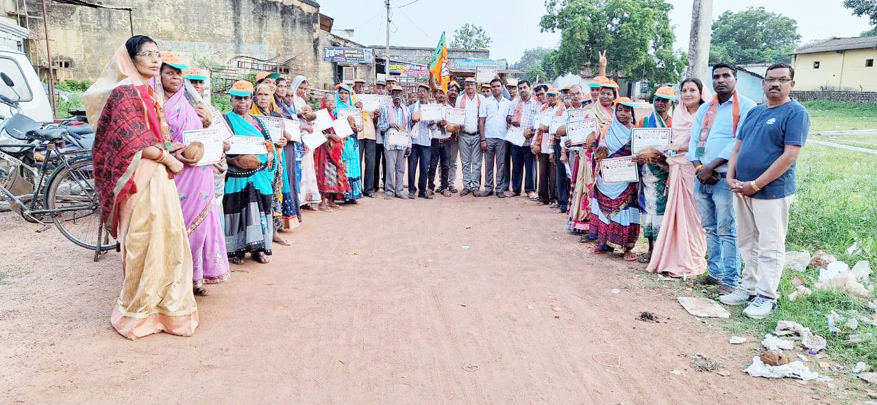 मगरलोड शक्ति केंद्र के  लाभार्थियों का सम्मान