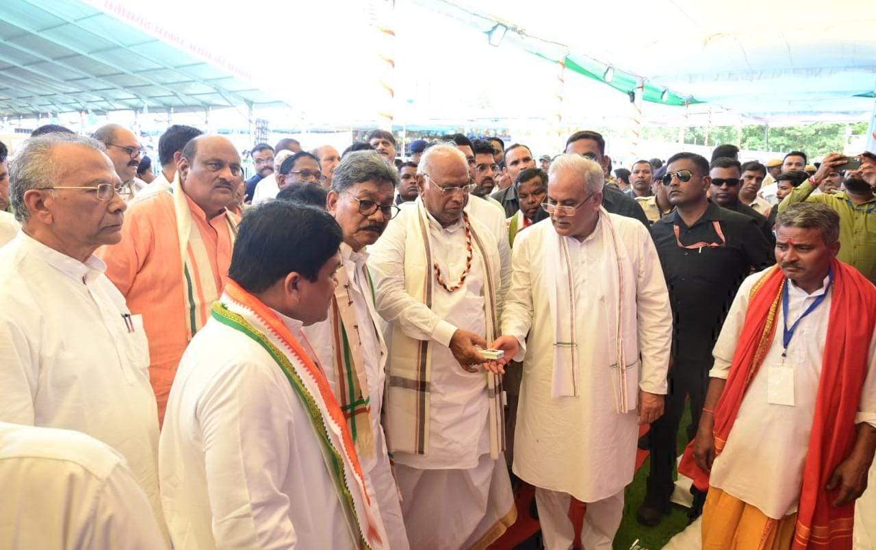 भरोसे का सम्मेलन: विभागीय योजनाओं की लगाई प्रदर्शनी भरोसे का सम्मेलन: विभागीय योजनाओं की लगाई प्रदर्शनी