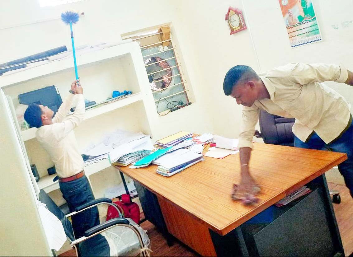 कलेक्टर ने किया कक्ष की सफाई, दिया स्वच्छता का संदेश कलेक्टर ने किया कक्ष की सफाई, दिया स्वच्छता का संदेश