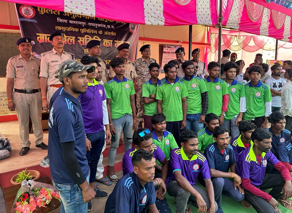 एसपी ने खिलाडिय़ों को खेल सामग्री किया वितरित