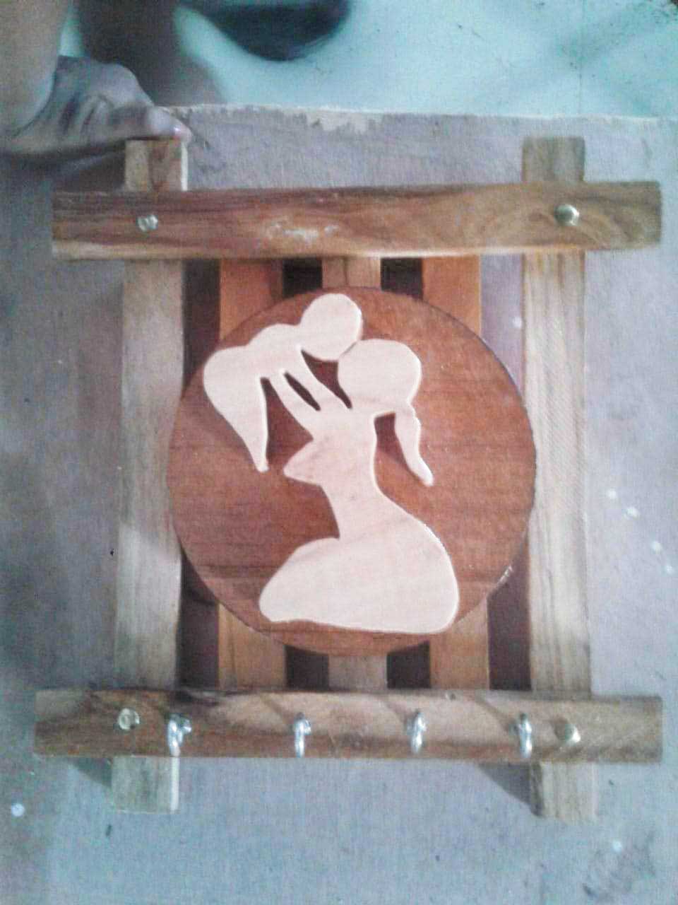 काष्ठ शिल्प से महिलाएं दिखा रही हैं हुनर