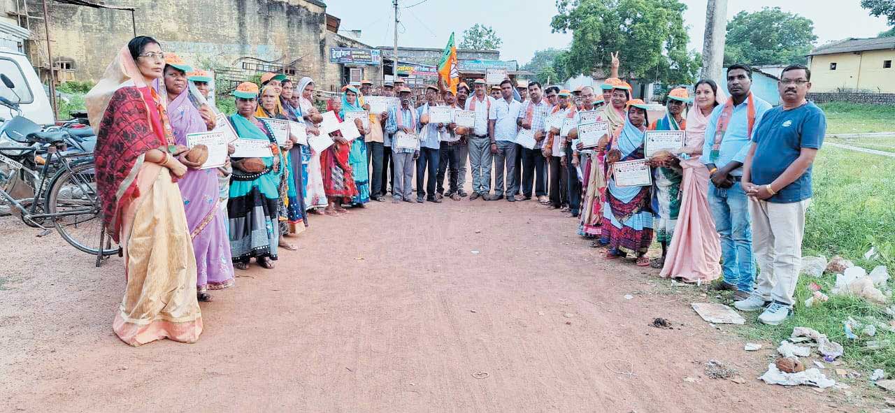 मगरलोड शक्ति केंद्र के लाभार्थियों को श्रीफल और सम्मान पत्र भेंट कर किया सम्मानित