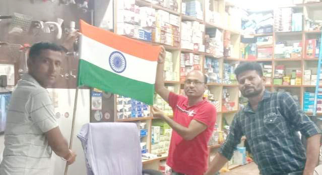 हर घर तिरंगा अभियान: तिरंगे को  लेकर लोगों का उमड़ा प्यार