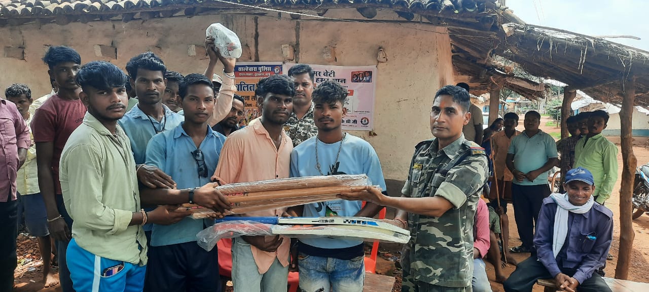 सरईपतेरा में युवाओं को खेल सामग्री वितरण