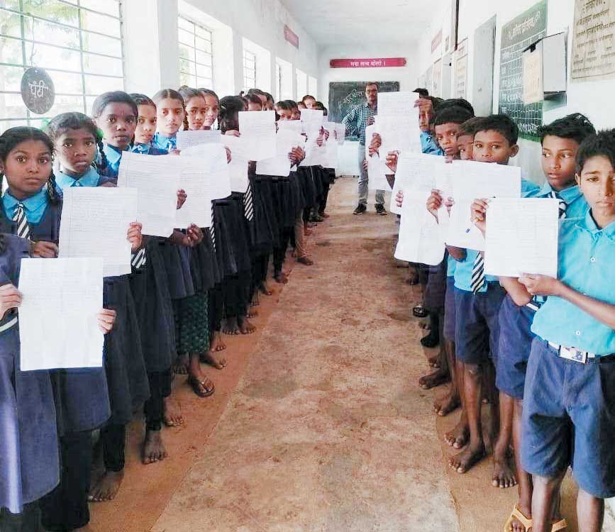 दो लाख स्कूली बच्चों ने कका, माता-पिता और भैया को चिट्ठी लिखकर मतदान करने का किया अनुरोध दो लाख स्कूली बच्चों ने कका, माता-पिता और भैया को चिट्ठी लिखकर मतदान करने का किया अनुरोध