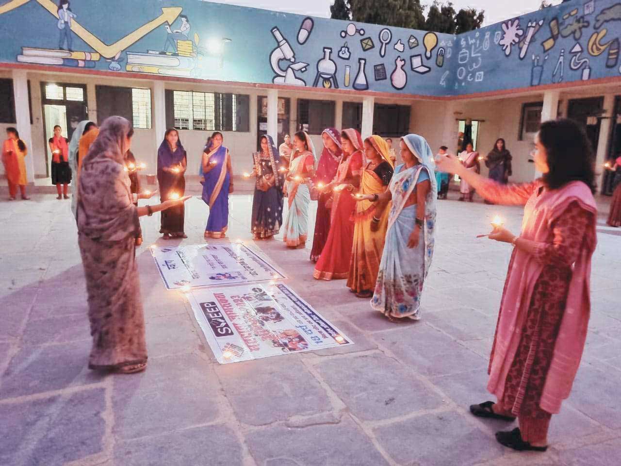 मतदाता जागरूकता अभियान, नव वधुओं के सम्मान में जगमगा उठे दिये मतदाता जागरूकता अभियान, नव वधुओं के सम्मान में जगमगा उठे दिये