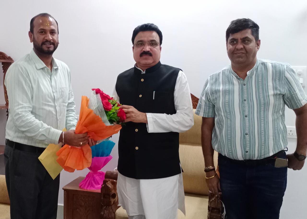 संसदीय सचिव  द्वारिकाधीश यादव का स्वागत