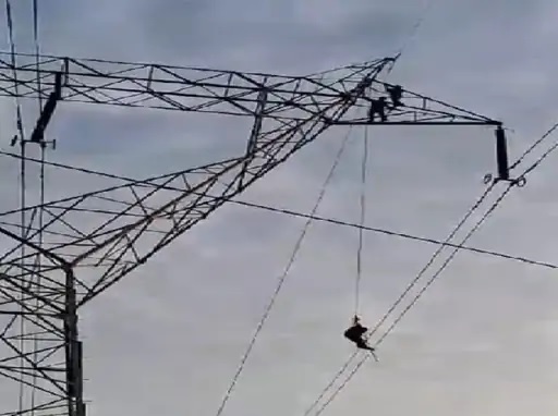 हाईटेंशन लाइन के खंभे पर चढ़ा युवक, बिजली सप्लाई बंद कर उतारा गया