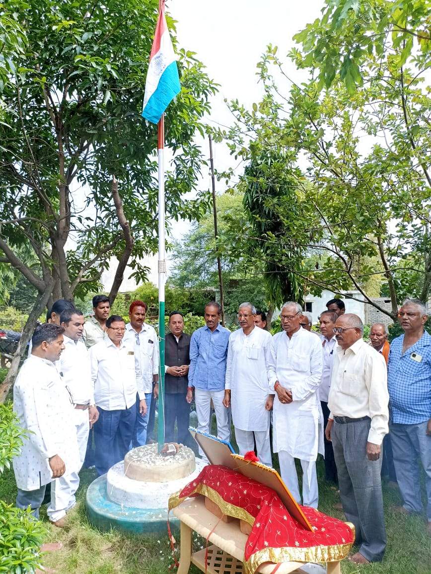 पूर्व सांसद चंदूलाल साहू ने किया ध्वजारोहण