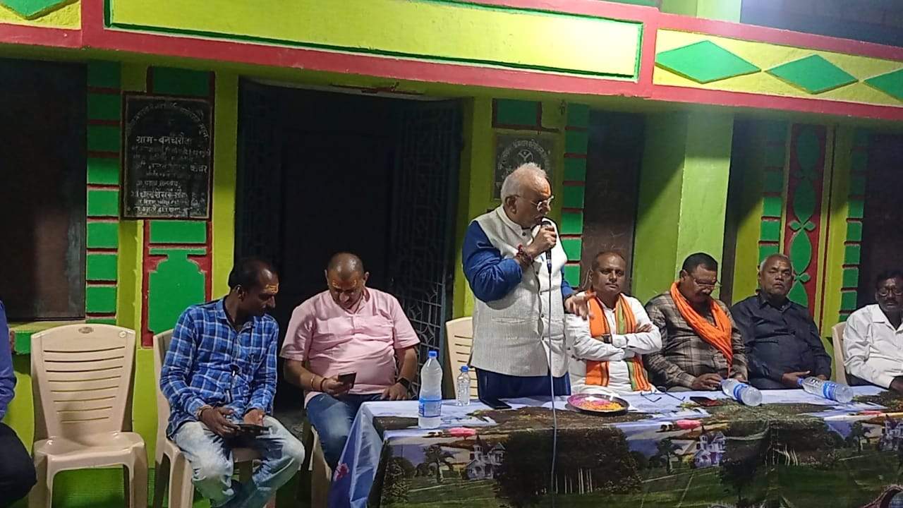 लाभार्थी सम्मेलन में शामिल हुए पूर्व मंत्री चंद्रशेखर