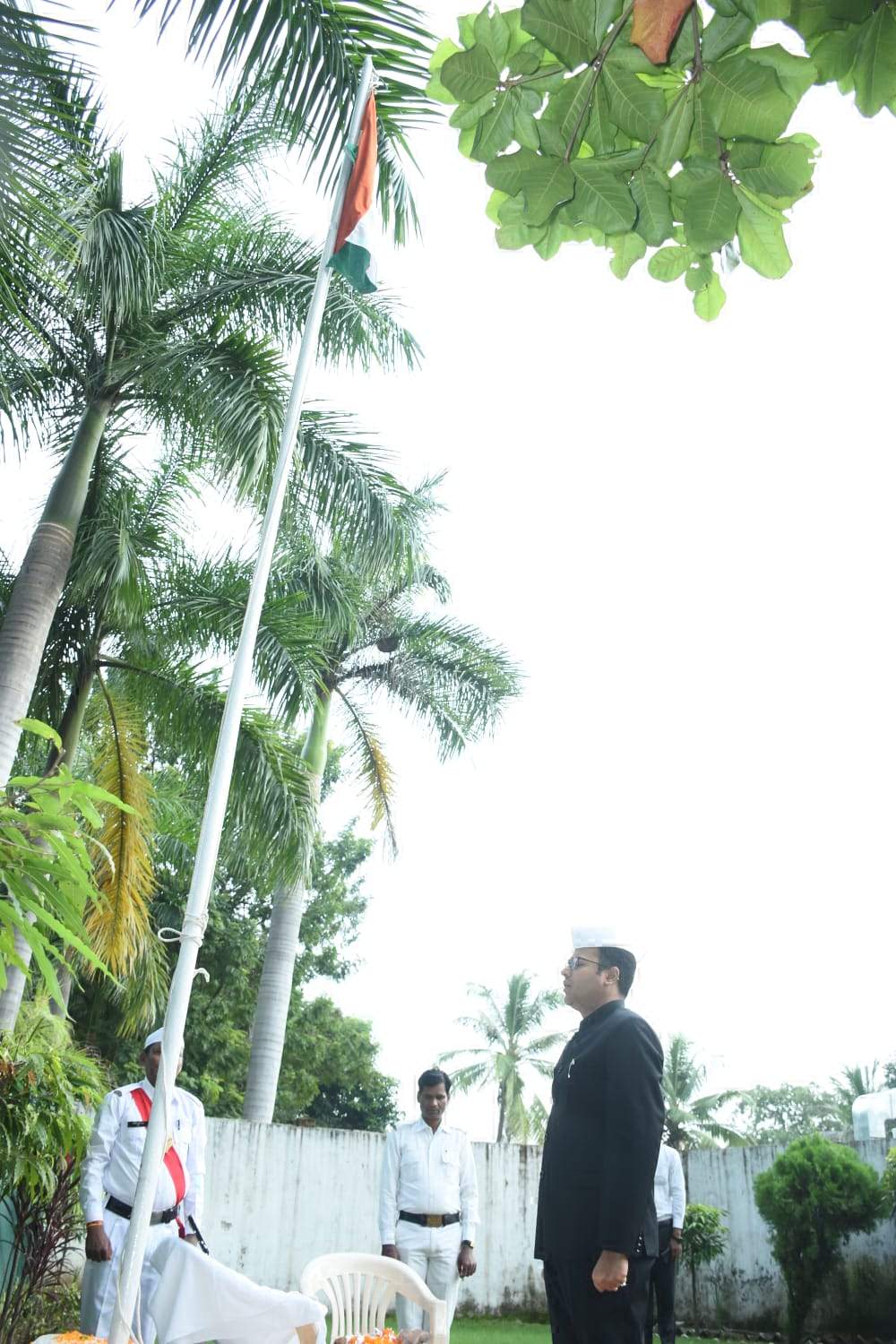 कलेक्टर ने किया ध्वजारोहण