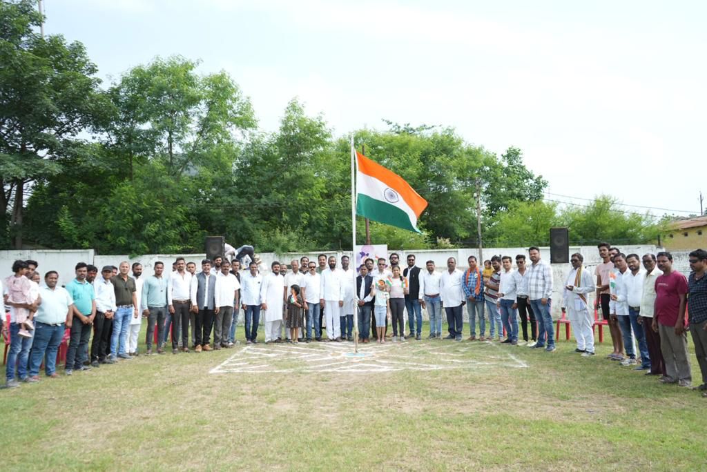 आजादी का जश्न, शान से लहराया तिरंगा