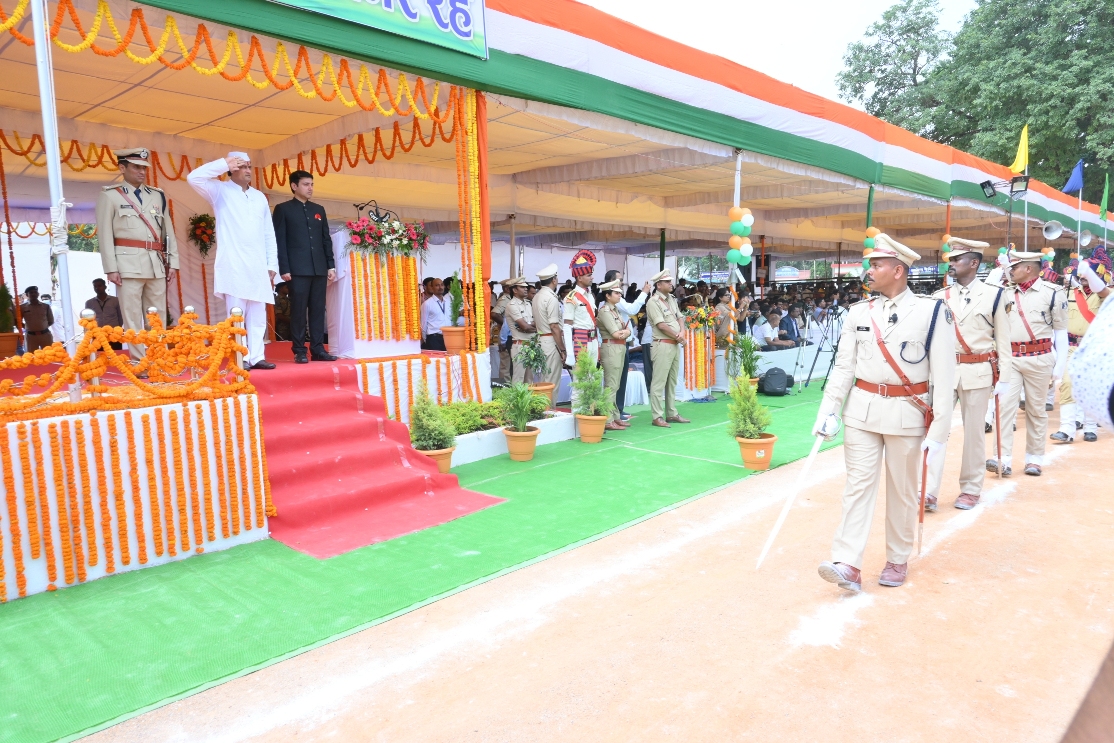 संसदीय सचिव विकास उपाध्याय ने किया ध्वजारोहण, परेड की सलामी ली