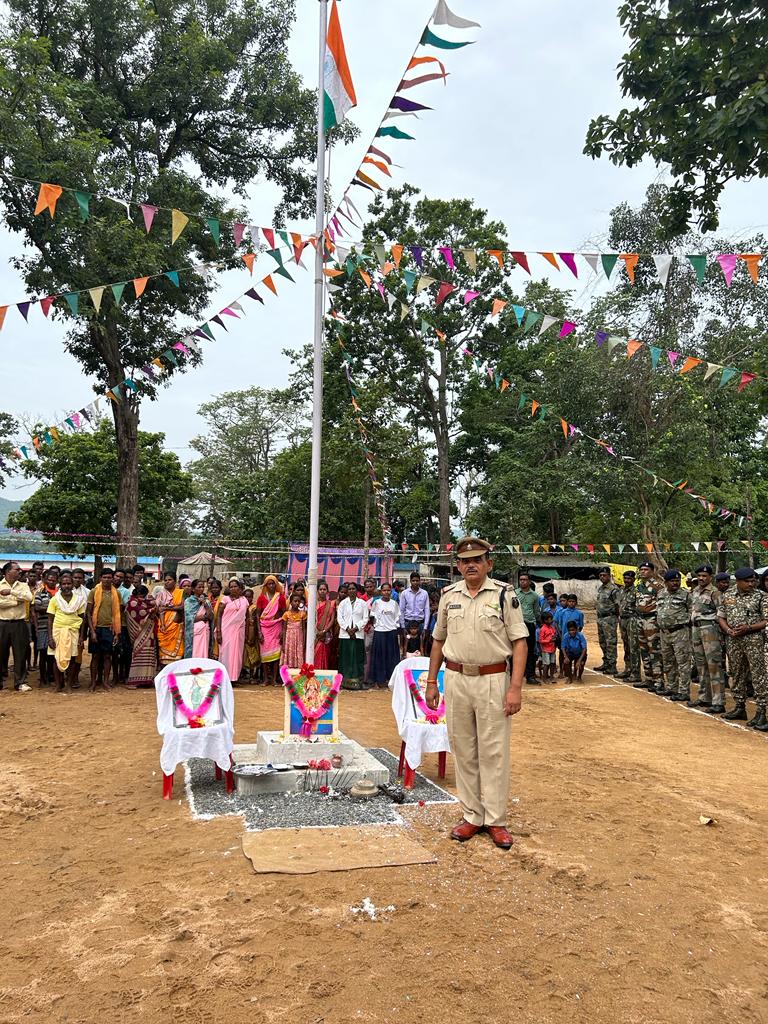 नक्सलगढ़ में पुलिस की सेंधमारी, कुधुर में भव्य तरीके से ग्रामीणों ने मनाया स्वतंत्रता दिवस नक्सलगढ़ में पुलिस की सेंधमारी, कुधुर में भव्य तरीके से ग्रामीणों ने मनाया स्वतंत्रता दिवस