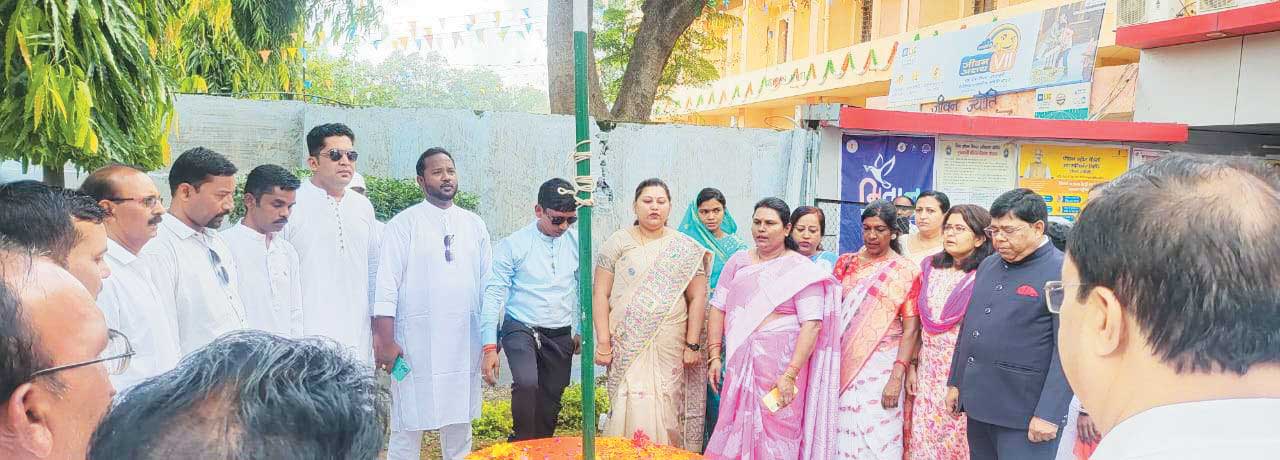 महापौर  ने निगम परिसर में किया ध्वजारोहण