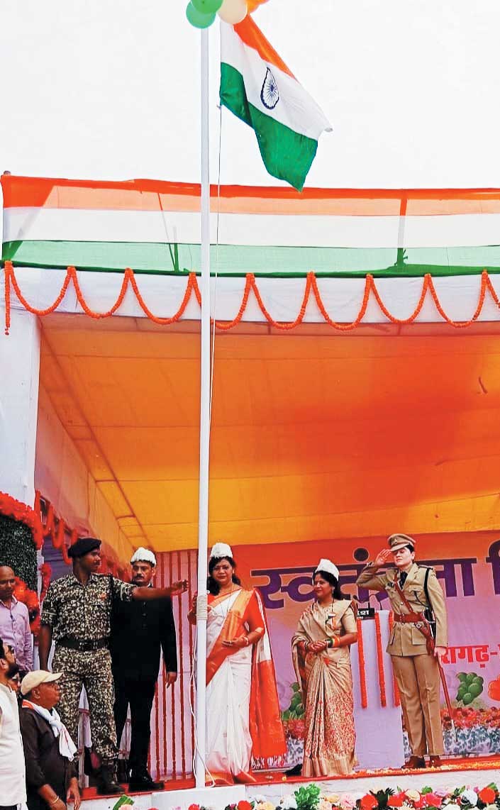 विधायक संगीता ने किया ध्वजारोहण