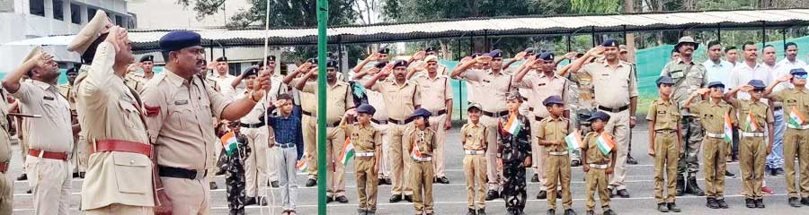 एसपी ने किया ध्वजारोहण