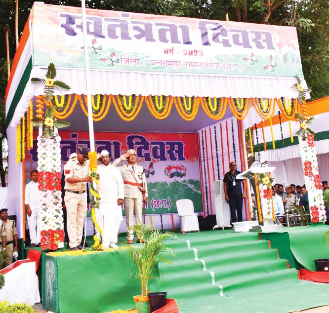 बृहस्पत ने ध्वजारोहण कर ली परेड की सलामी