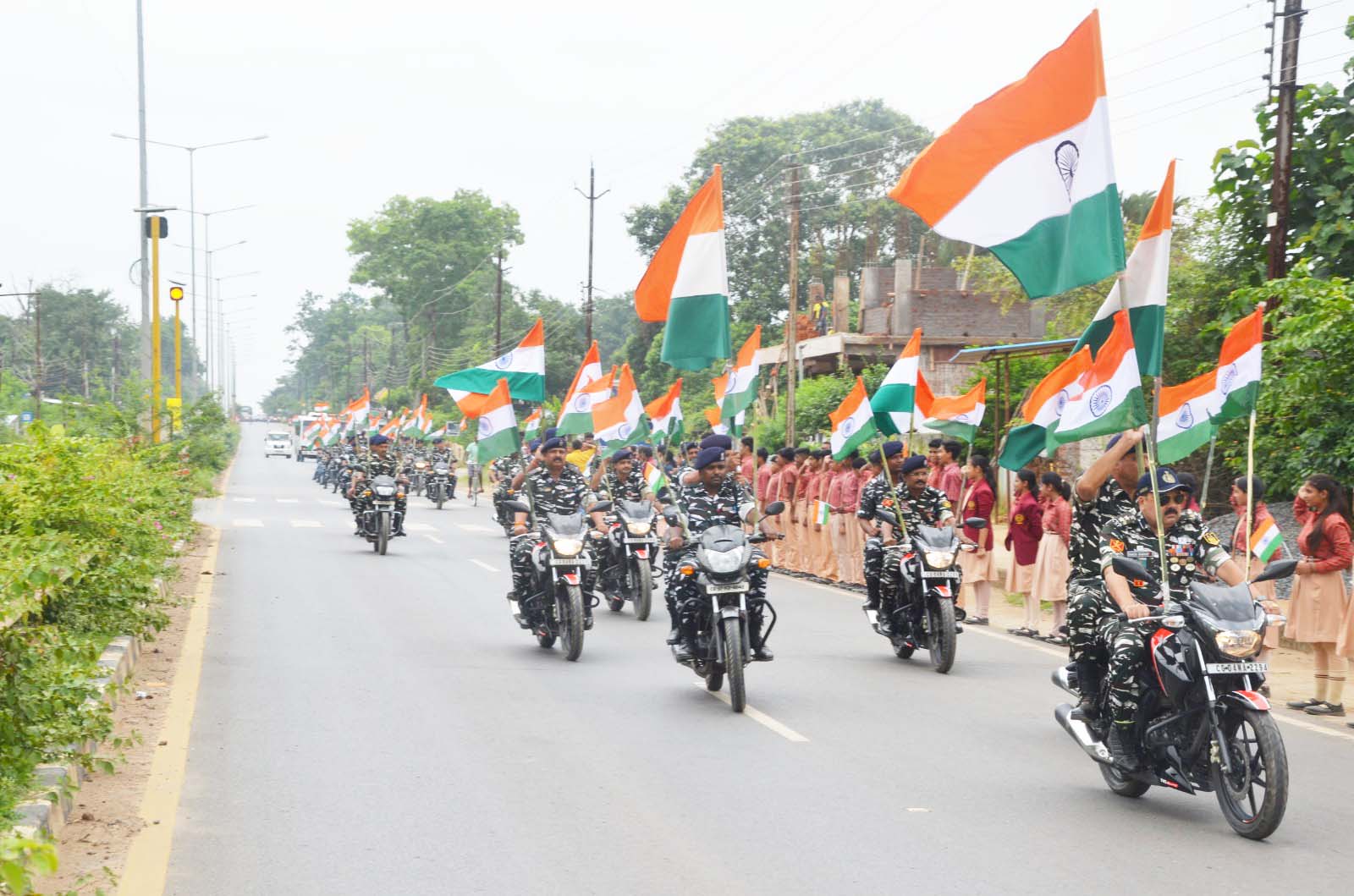 सीआरपीएफ  जवानों ने  निकाली तिरंगा बाईक रैली 