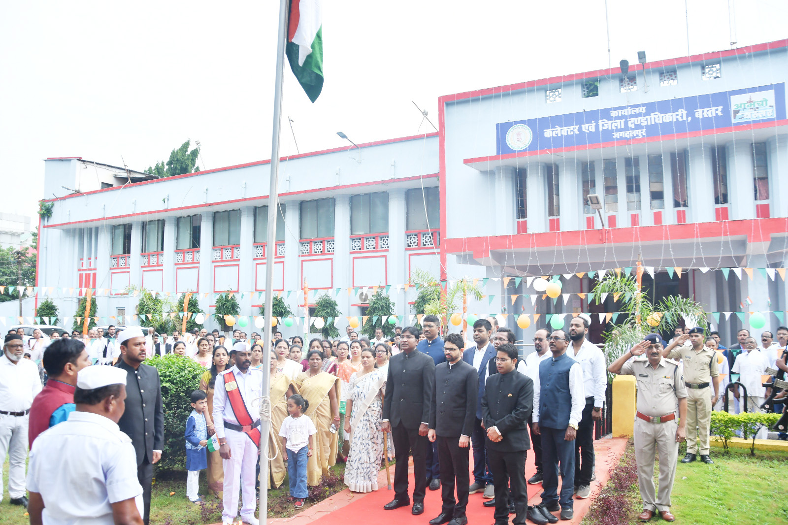 कलेक्टर ने जिला कार्यालय में किया ध्वजारोहण