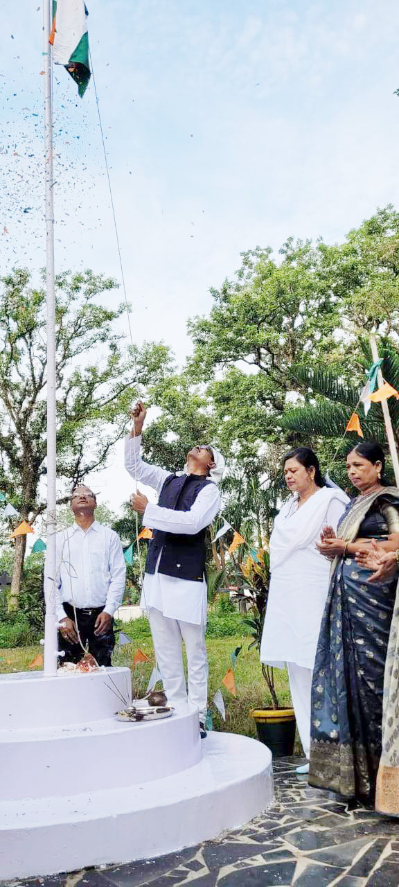 जिपं अध्यक्ष कुडिय़म ने फहराया तिरंगा जिपं अध्यक्ष कुडिय़म ने फहराया तिरंगा