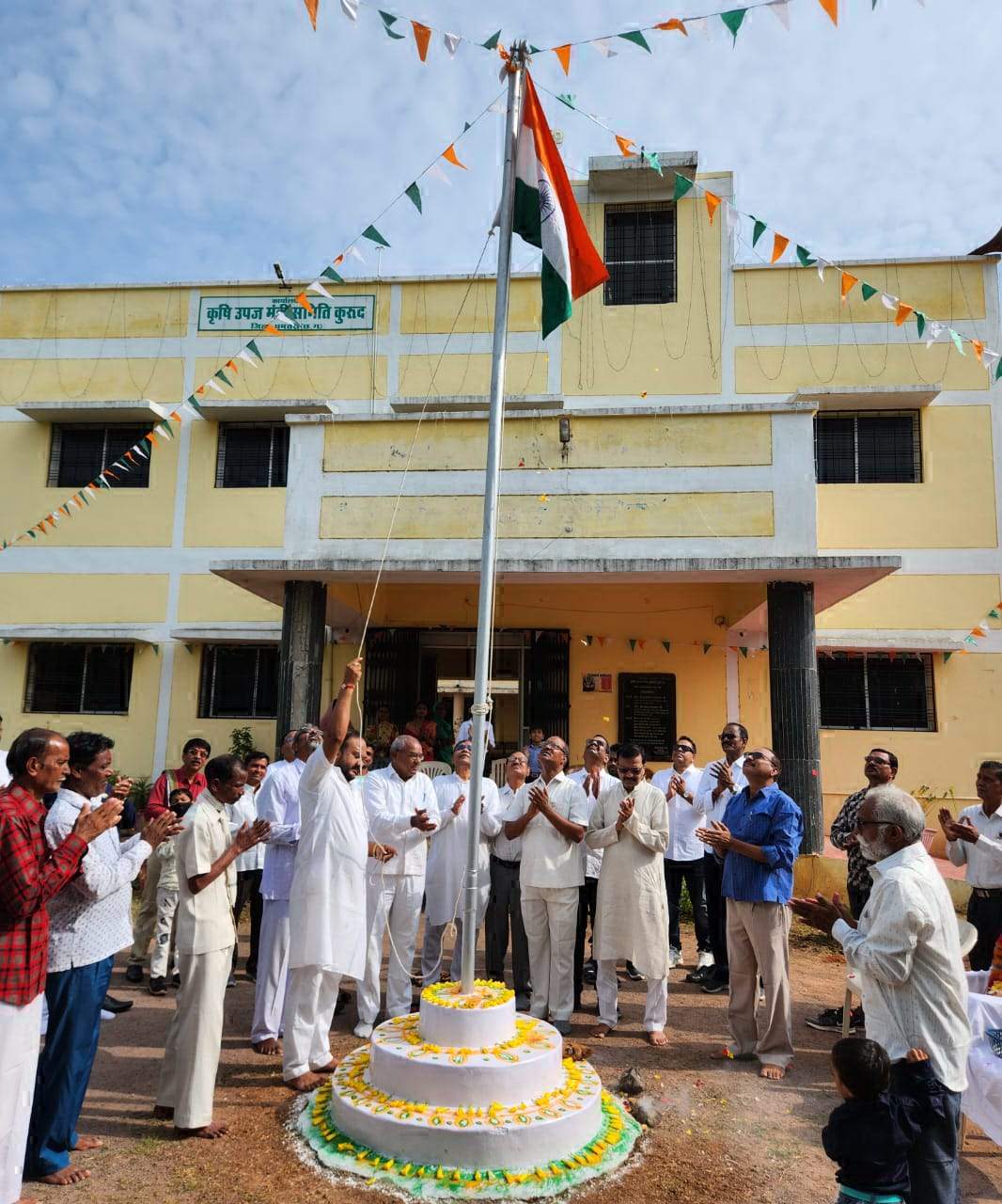 कुरुद मंडी में अध्यक्ष नीलम ने फहराया तिरंगा