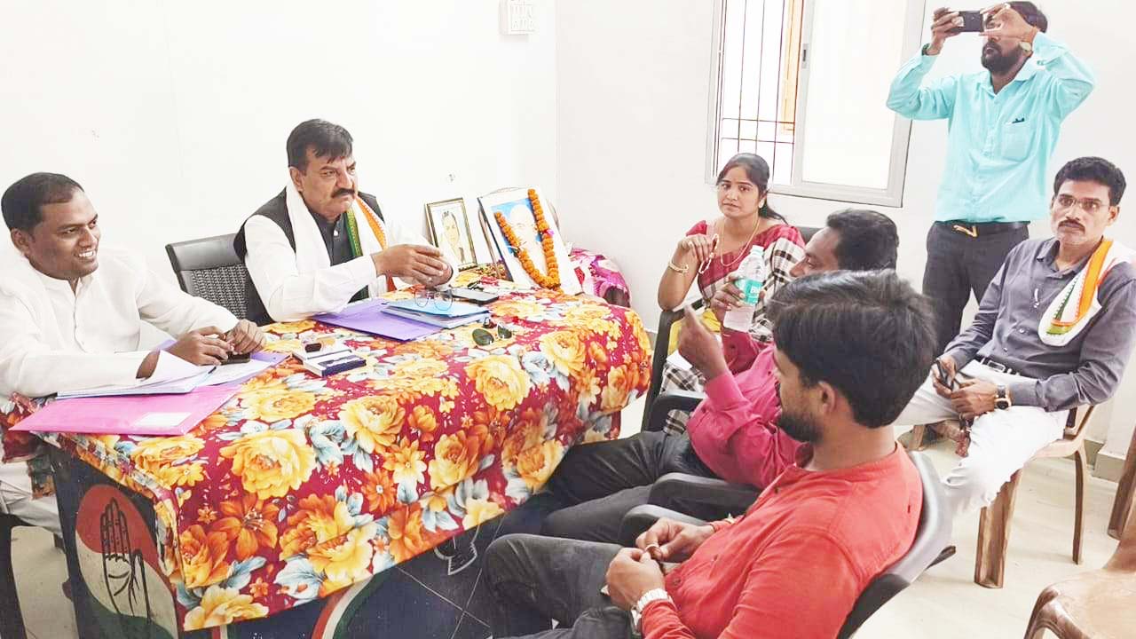 कांग्रेस से चुनाव लडऩे आवेदन देने पहुंचे दावेदार