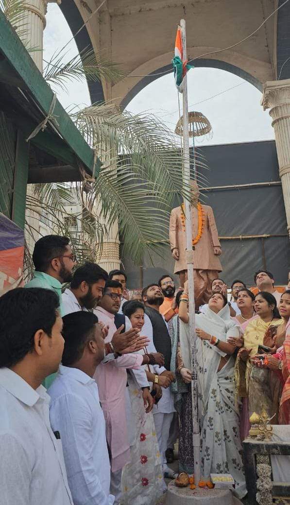 घड़ी चौक में रंजना साहू  ने किया ध्वजारोहण