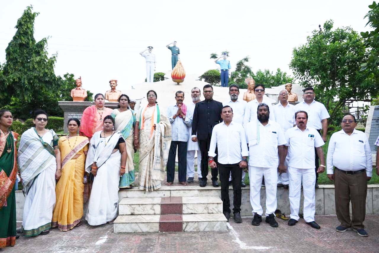 निगम में मेयर ने किया ध्वजारोहण, कर्मचारियों का हुआ सम्मान निगम में मेयर ने किया ध्वजारोहण, कर्मचारियों का हुआ सम्मान