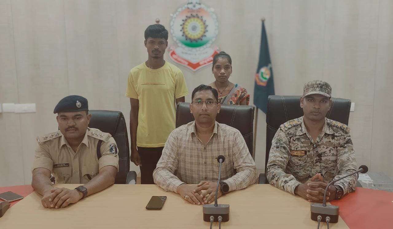 ईनामी नक्सल दम्पत्ति ने किया समर्पण