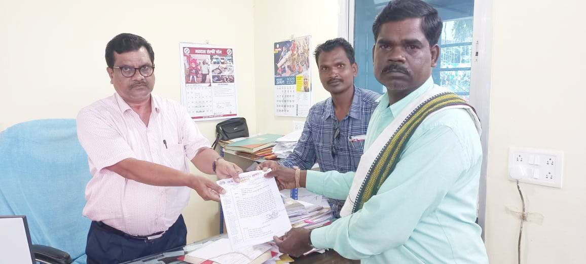 नियम विरुद्ध सागौन की कटाई पर डीएफओ को ज्ञापन सौंपा