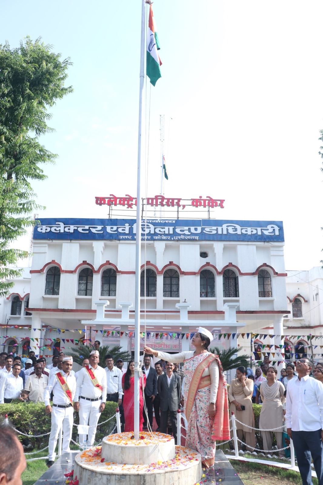 कलेक्टर ने किया ध्वजारोहण 