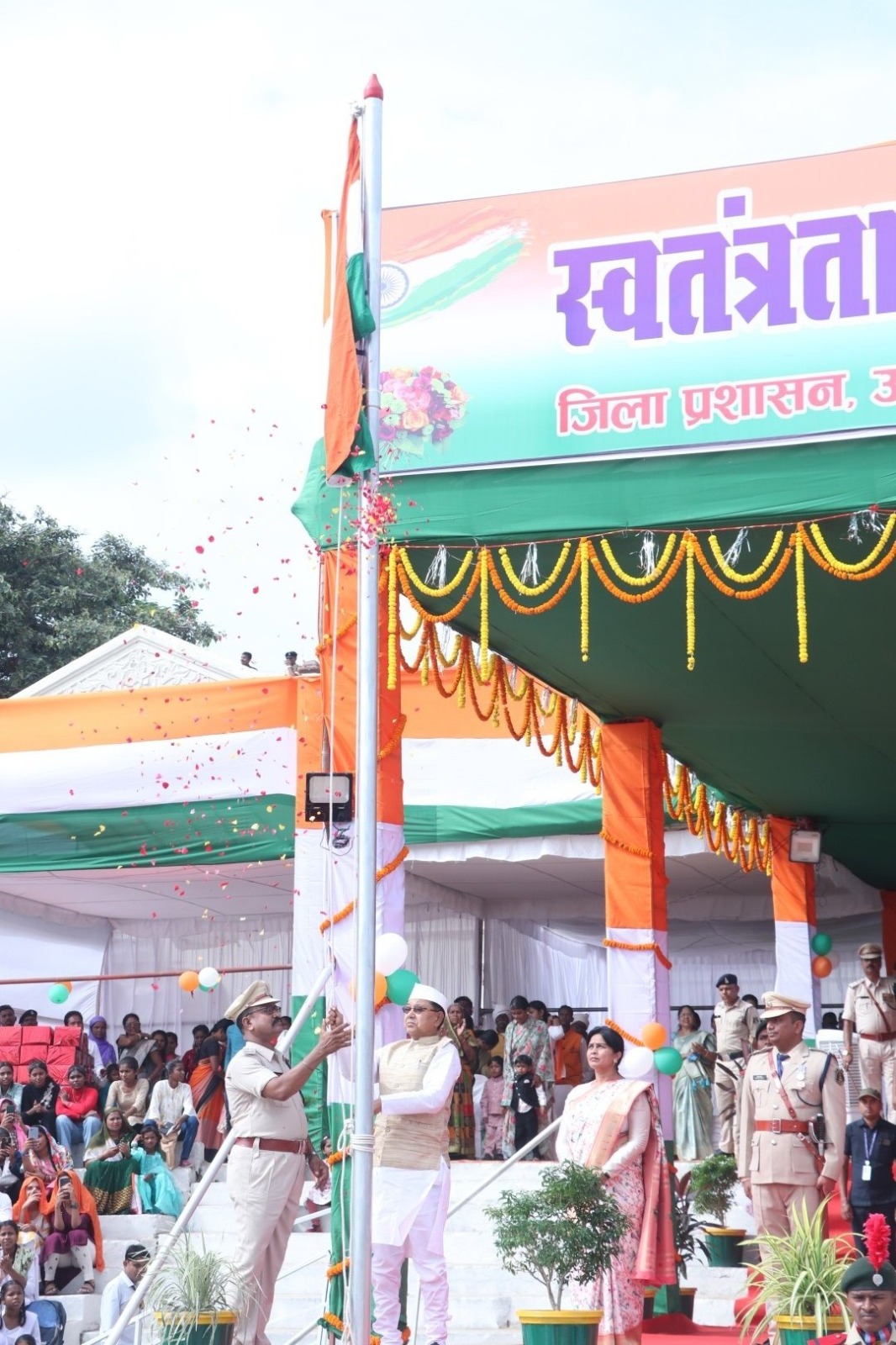 संसदीय सचिव शिशुपाल ने ध्वजारोहण कर परेड की सलामी ली संसदीय सचिव शिशुपाल ने ध्वजारोहण कर परेड की सलामी ली