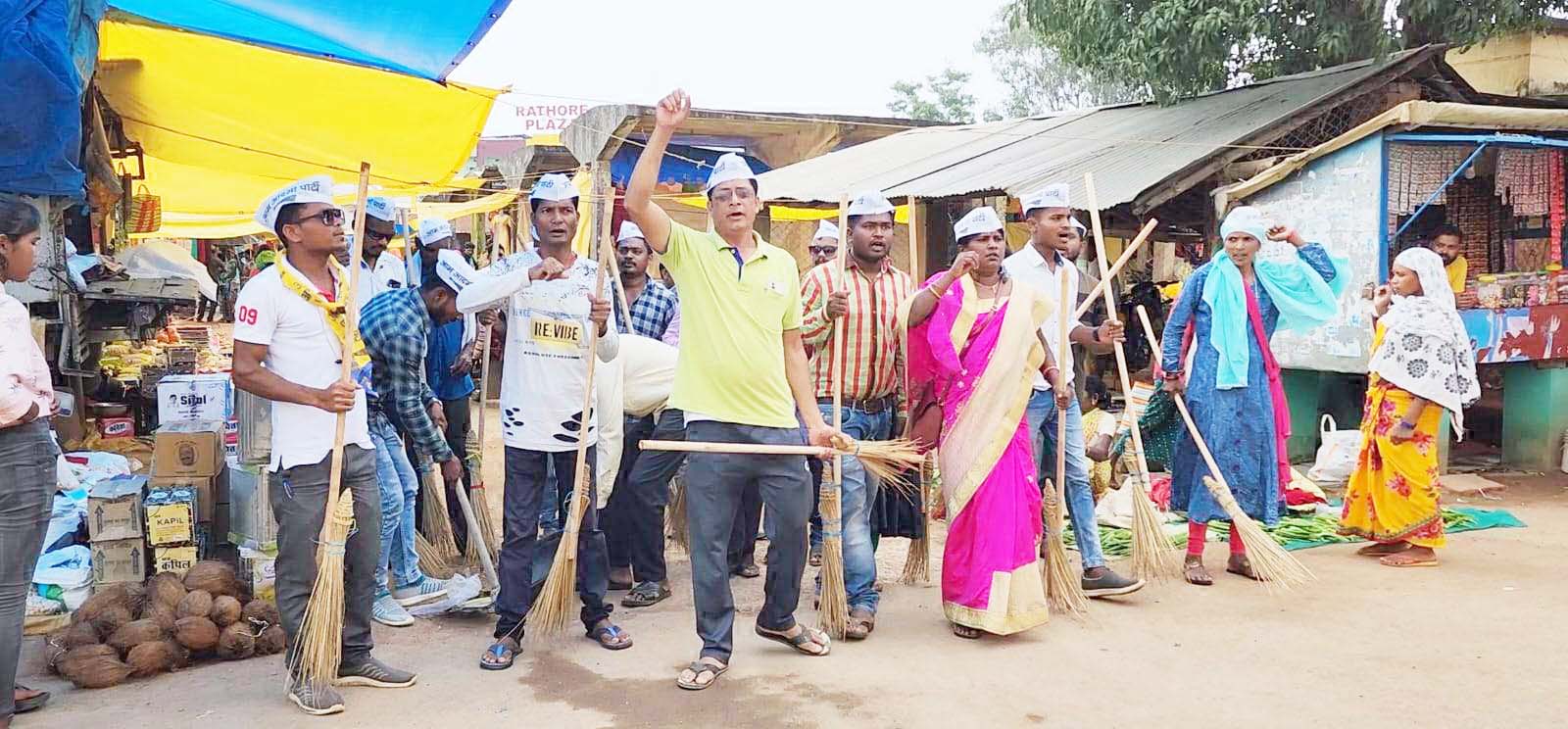 केजरीवाल के जन्मदिन पर आप ने बाजार  परिसर में लगाया भ्रष्टाचार विरोधी झाड़ू
