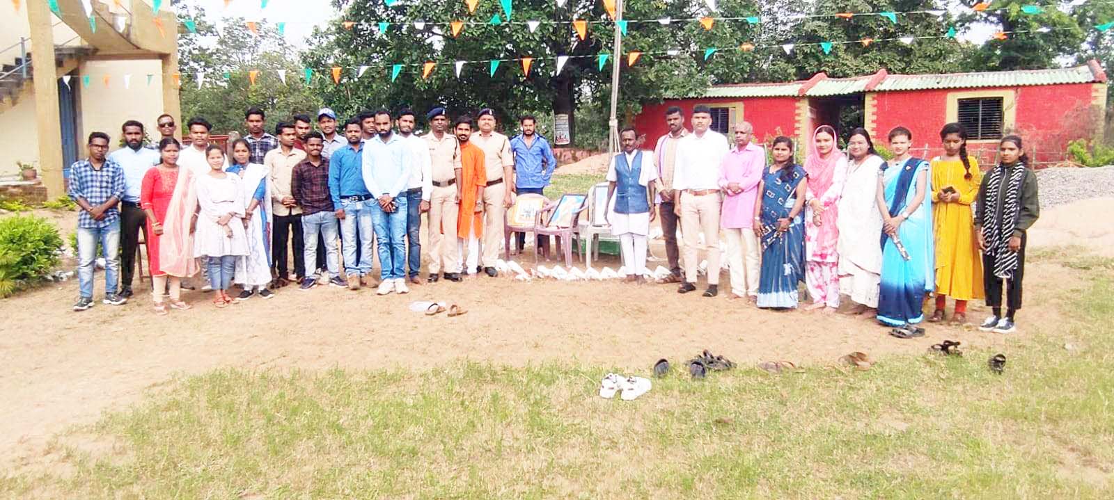 पैरी गंगा कॉलेज में सियाराम ने किया ध्वजारोहण