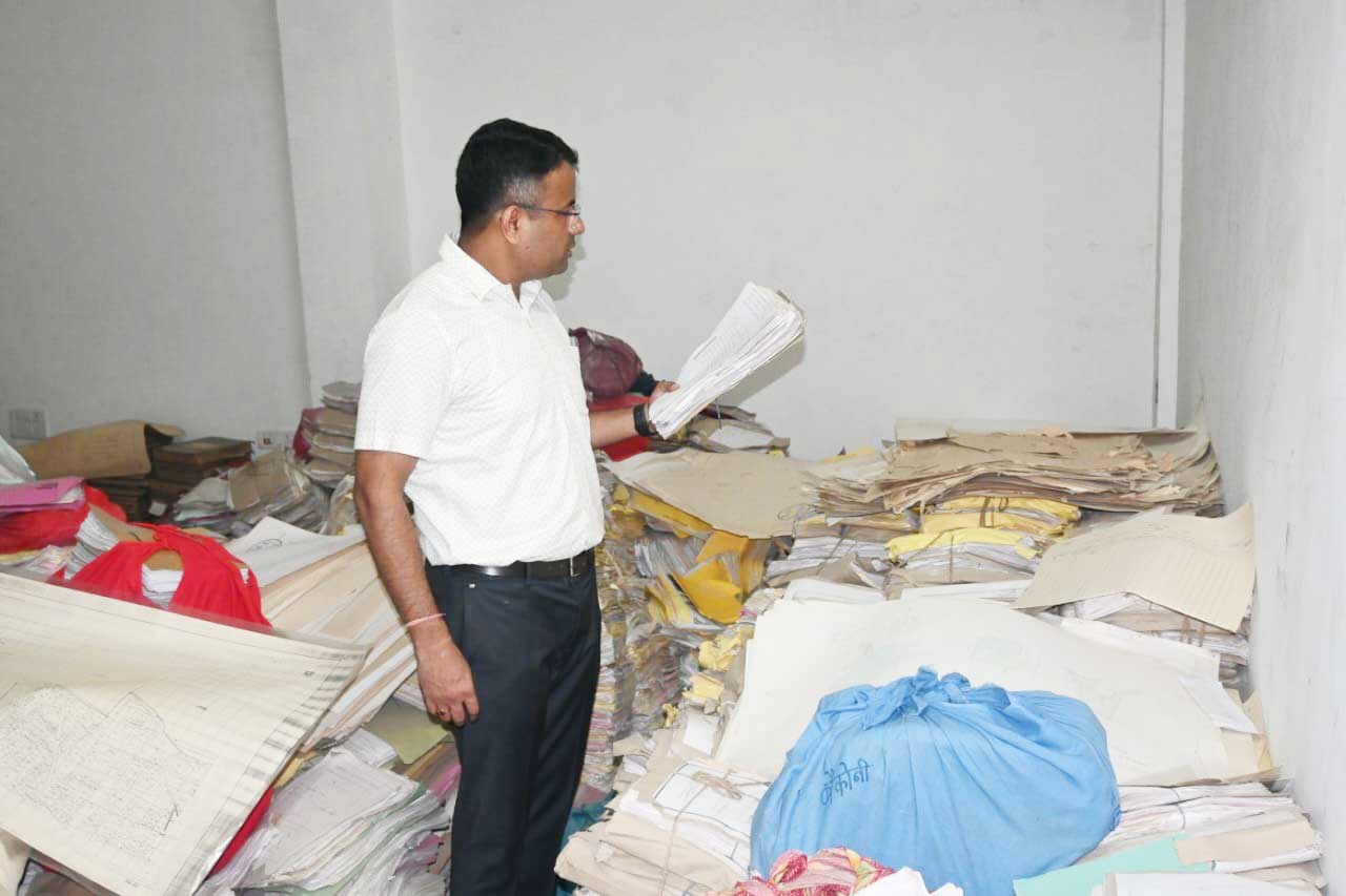 कलेक्टर ने रिकार्ड रूम का किया निरीक्षण