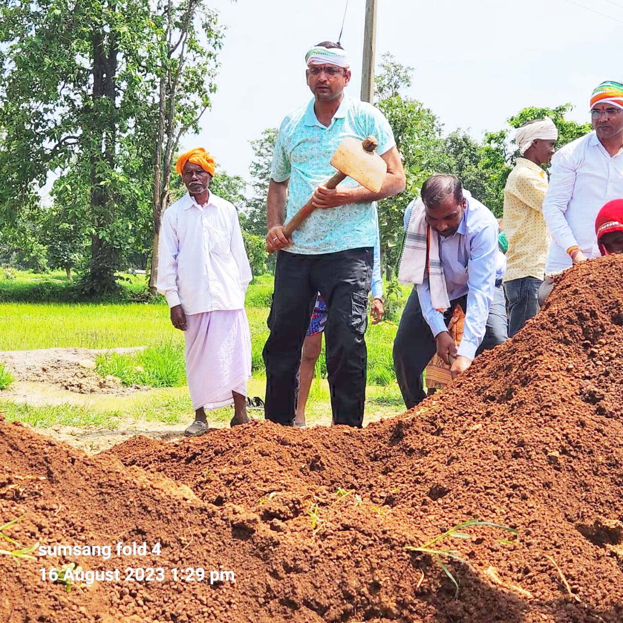 नवाज भी ग्रामीणों संग उतरे श्रमदान करने नवाज भी ग्रामीणों संग उतरे श्रमदान करने