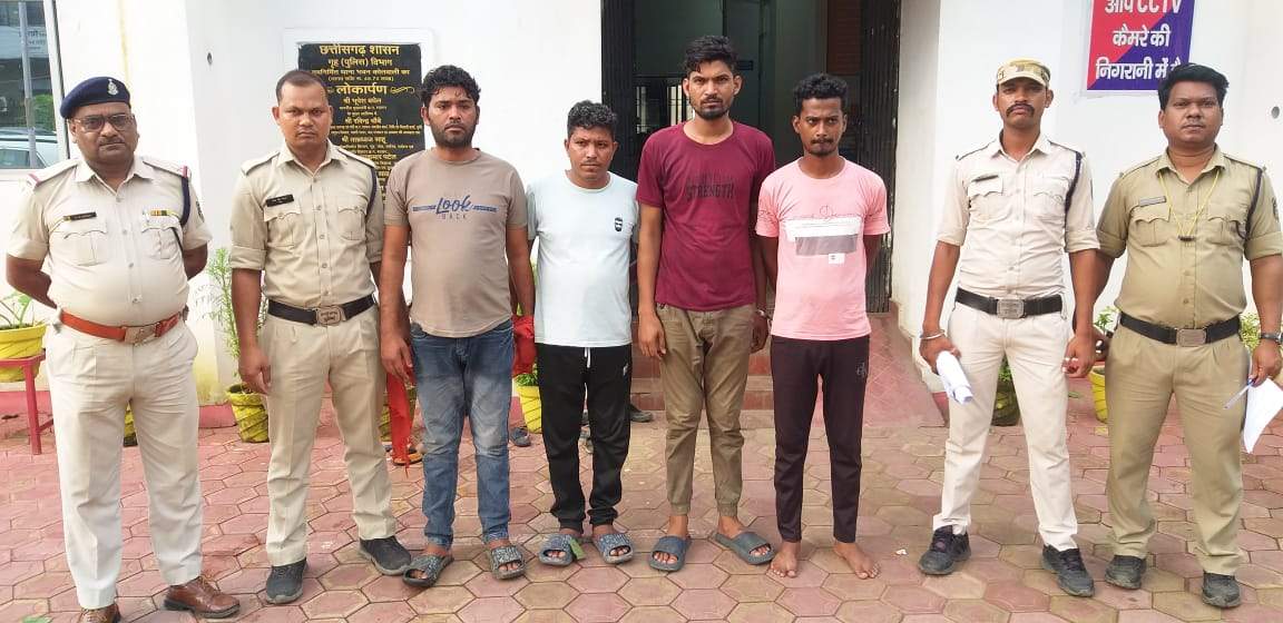 कार सवार से मारपीट, 4 गिरफ्तार कार सवार से मारपीट, 4 गिरफ्तार